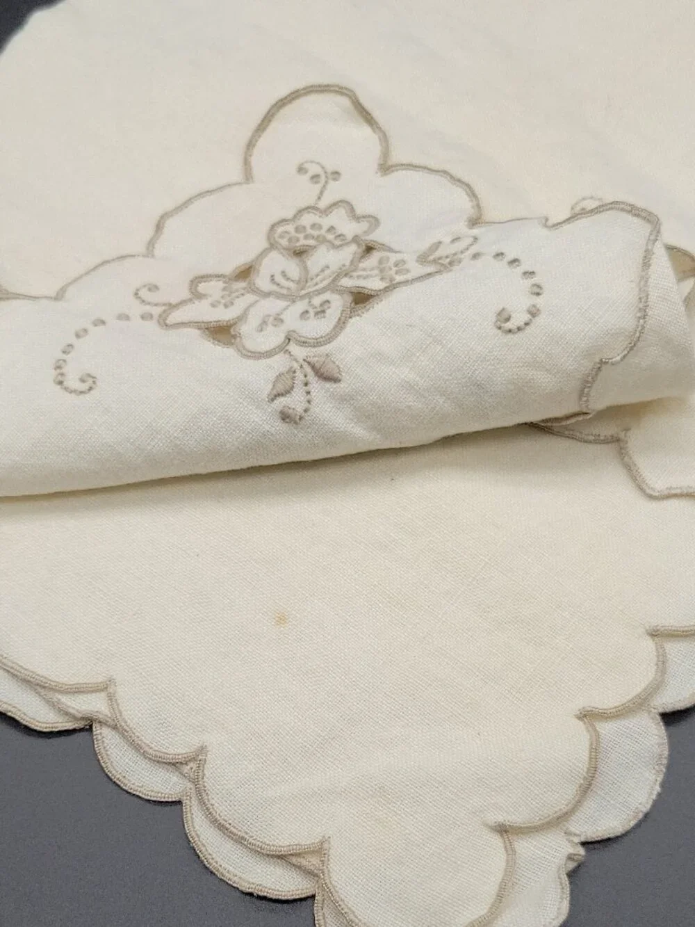 Vintage Classic Floral Embroidered Linen Square Napkins Scalloped Edge Set of 2